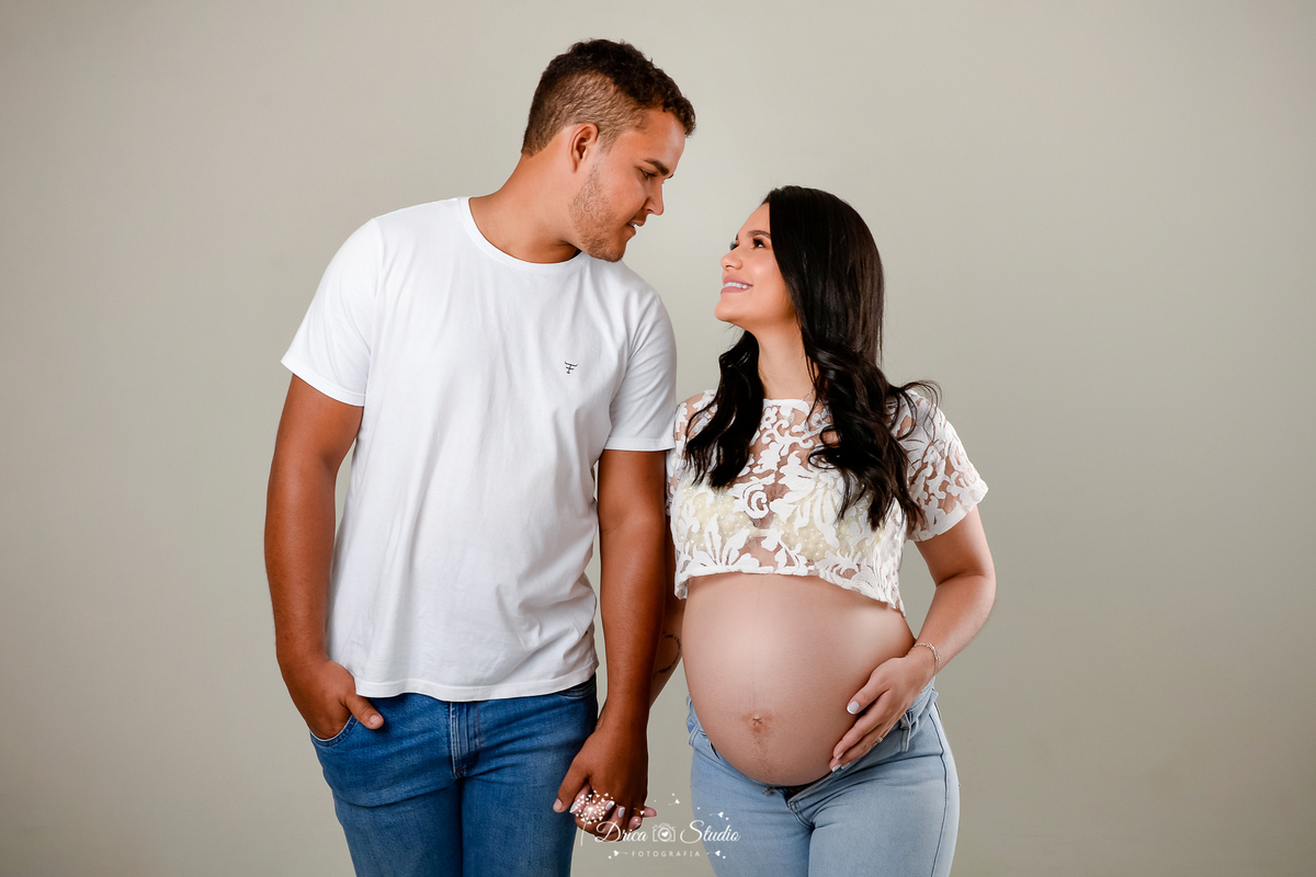 ensaio-fotografico-gestante-grávida-estúdio-studio-foto-fotografia-poses-pregnant-bebê-xinguara-filho-mãe-pai-menino-figurino-fotógrafa-flores-vestido-look