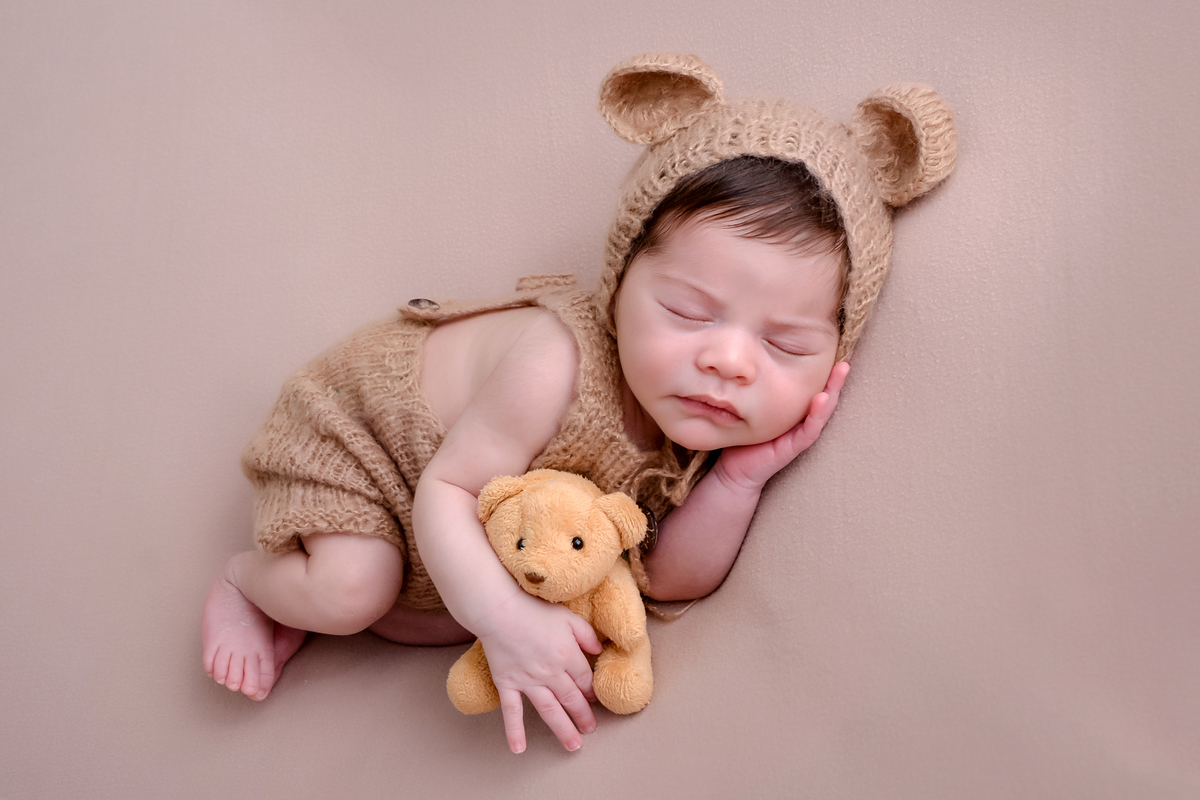 drica studio - ensaio fotográfico - xinguara newborn - recém-nascido - bebê com ursinho - bebê dormindo - roupinha de urso