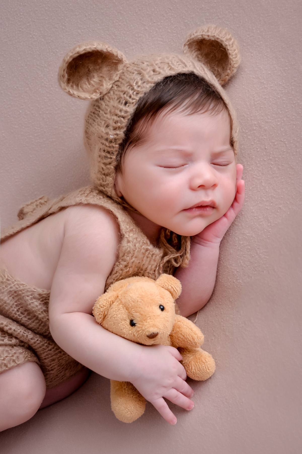 drica studio - ensaio fotográfico - xinguara - newborn - recém-nascido - bebê dormindo com ursinho - roupa de ursinho