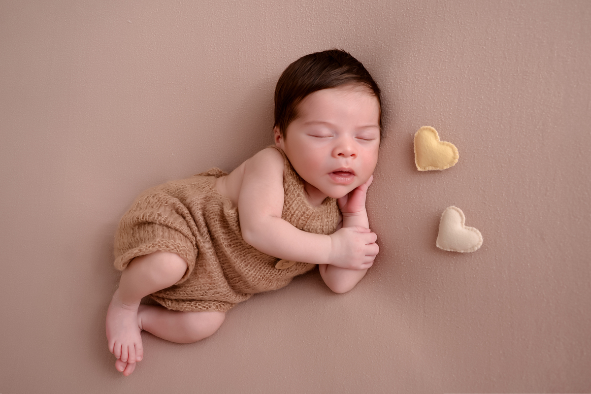 drica studio - ensaio fotográfico - newborn - recém -nascido -bebê dormindo ao lado de dois corações