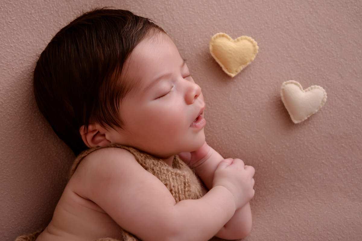 drica studio - ensaio fotografico - newborn - recém-nascido - foto bebê cabelo escuro - corações amarelo e bege de veltro