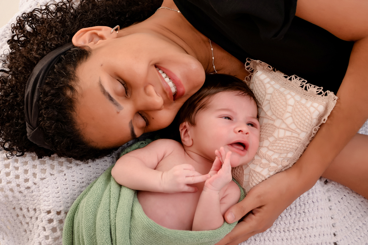 drica studio - ensaio - newborn - recém-nascido - mãe e filho - foto da mãe segurando o filho