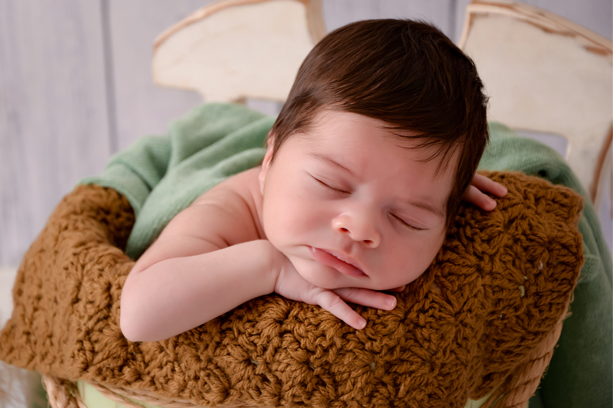 drica studio - ensaio fotográfico - newborn - recém-nascido - baldinho - bebê dormindo