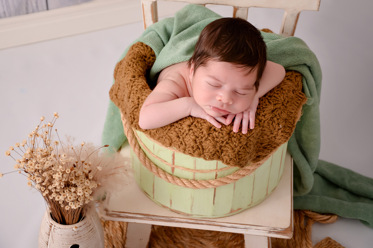 drica studio - ensaio fotográfico - newborn - recém-nascido - dormindo no baldinho verde
