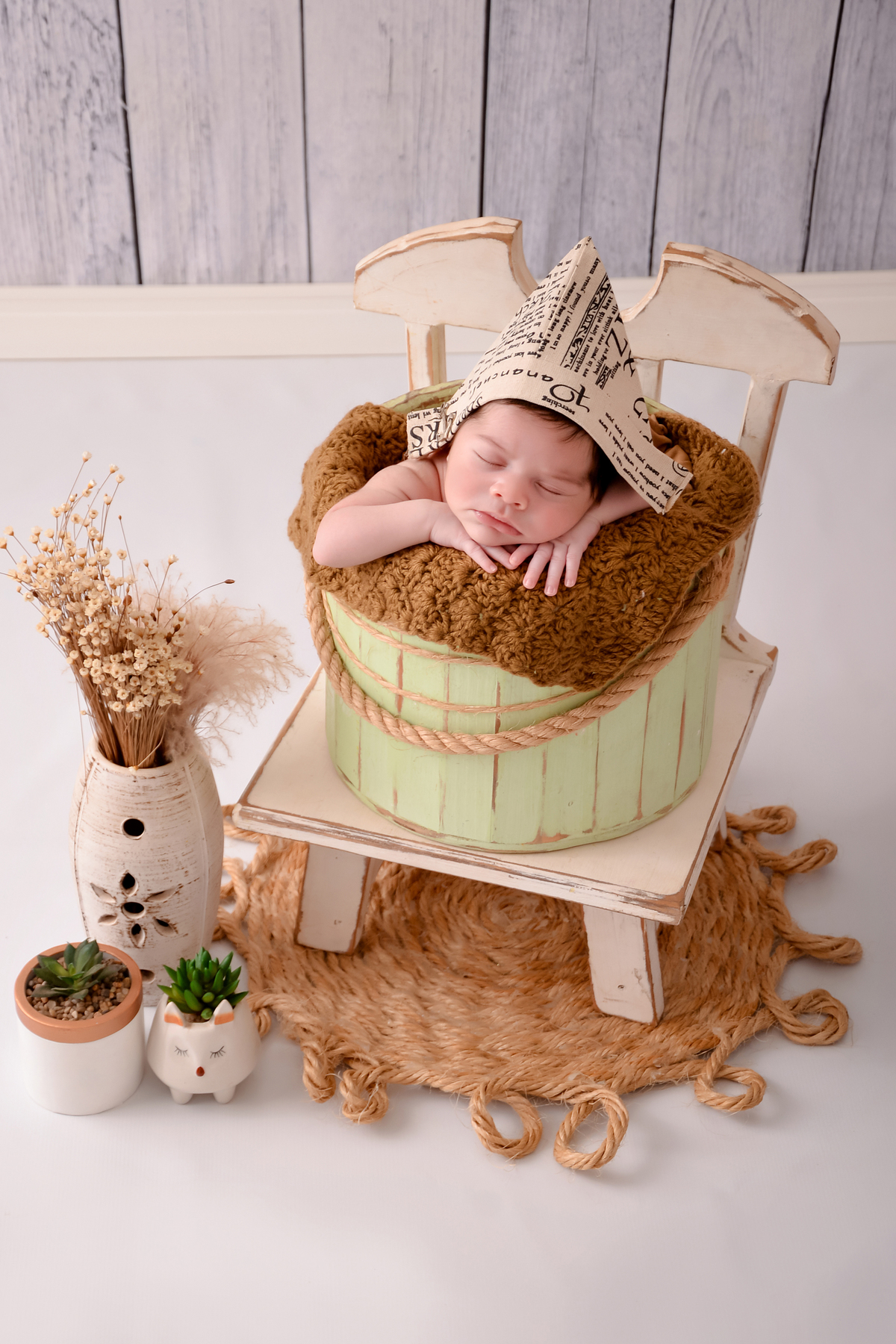 drica studio - ensaio - newborn - recém-nascido - baldinho com chapéu de jornal