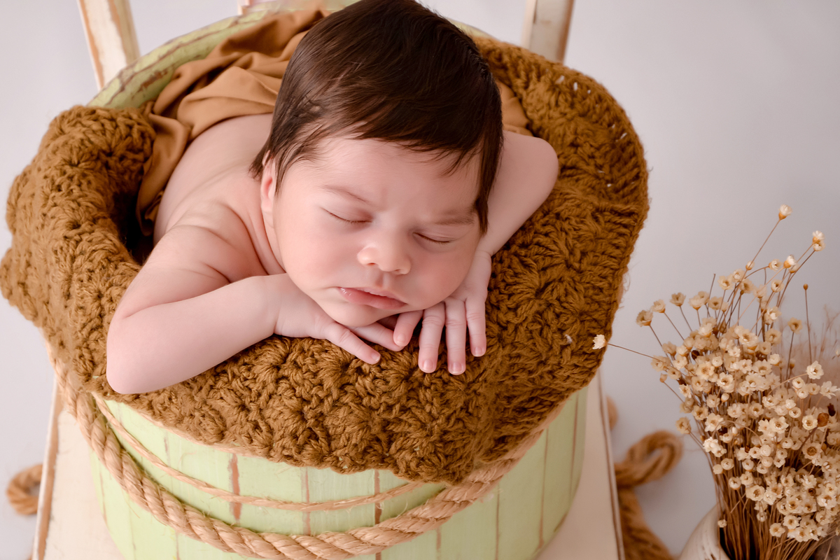 drica studio - ensaio - newborn - recém-nascido - baldinho no baldinho com mãozinha no queixo