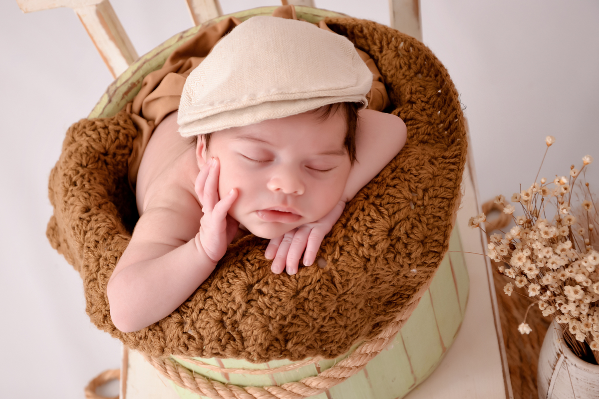 drica studio - ensaio - newborn - recém-nascido - baldinho  - boina - 