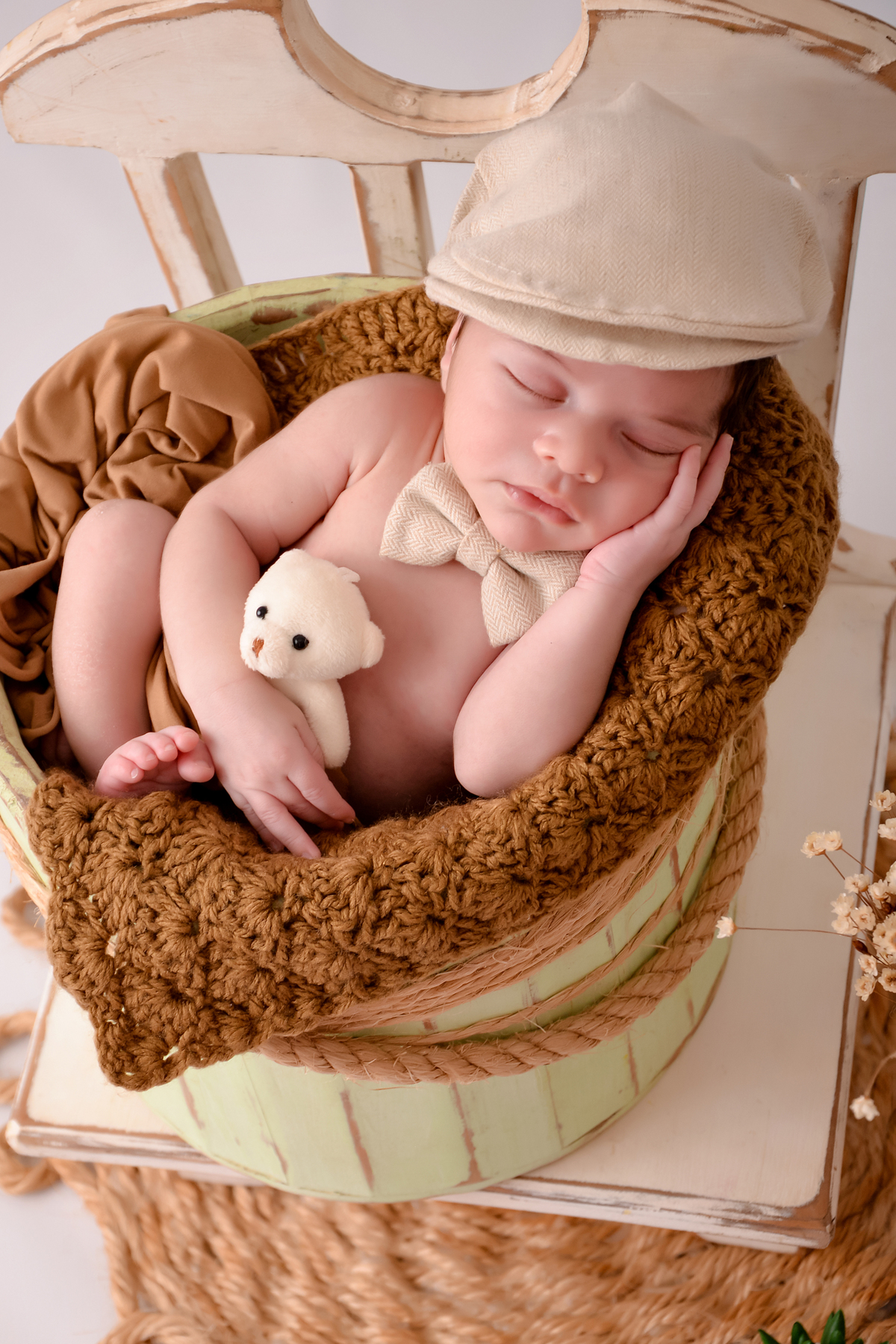 drica studio - ensaio fotográfico - newborn - recém-nascido - bebê dormindo no baldinho - gravatinha - ursinho