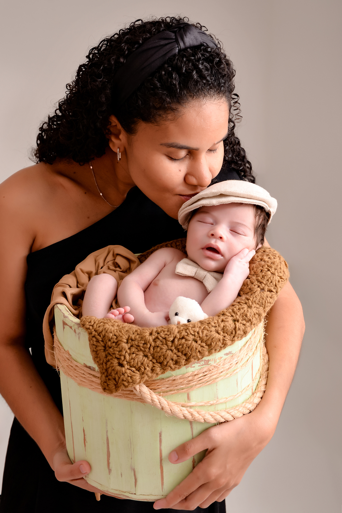 drica studio - ensaio fotográfico- newborn - recém-nascido - mãe segurando baldinho com filho dentro - mãe e filho - ursinho