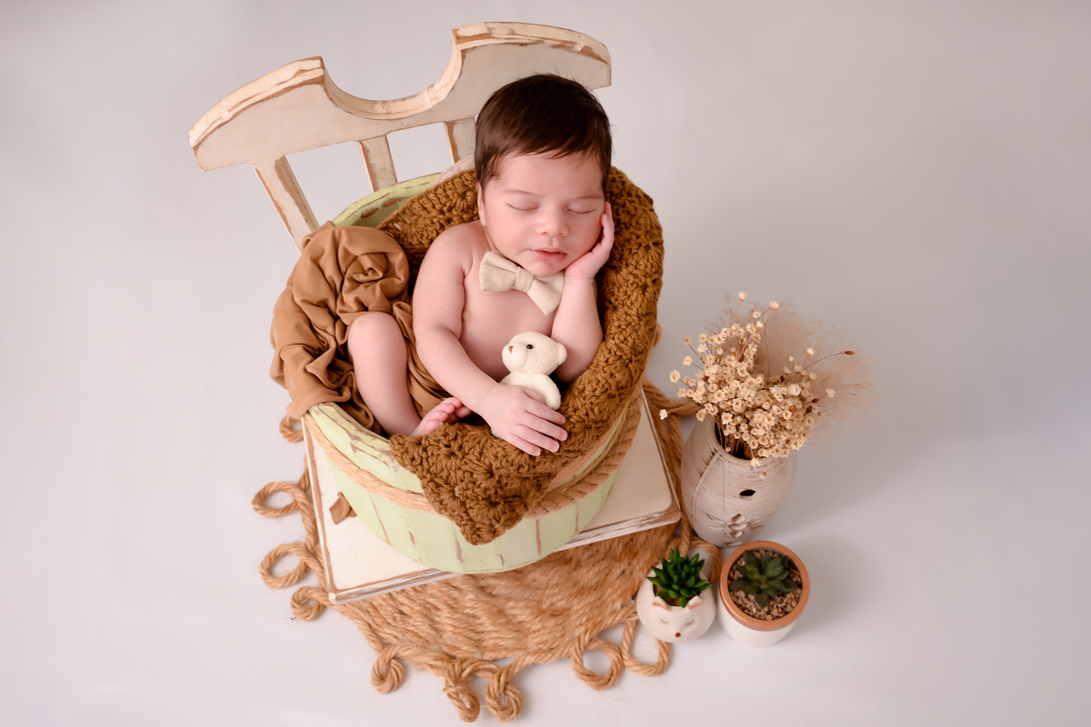 drica studio - ensaio fotografico - newborn - recém-nascido - bebê dormindo dentro do baldinho - cadeira branca - cenario branco