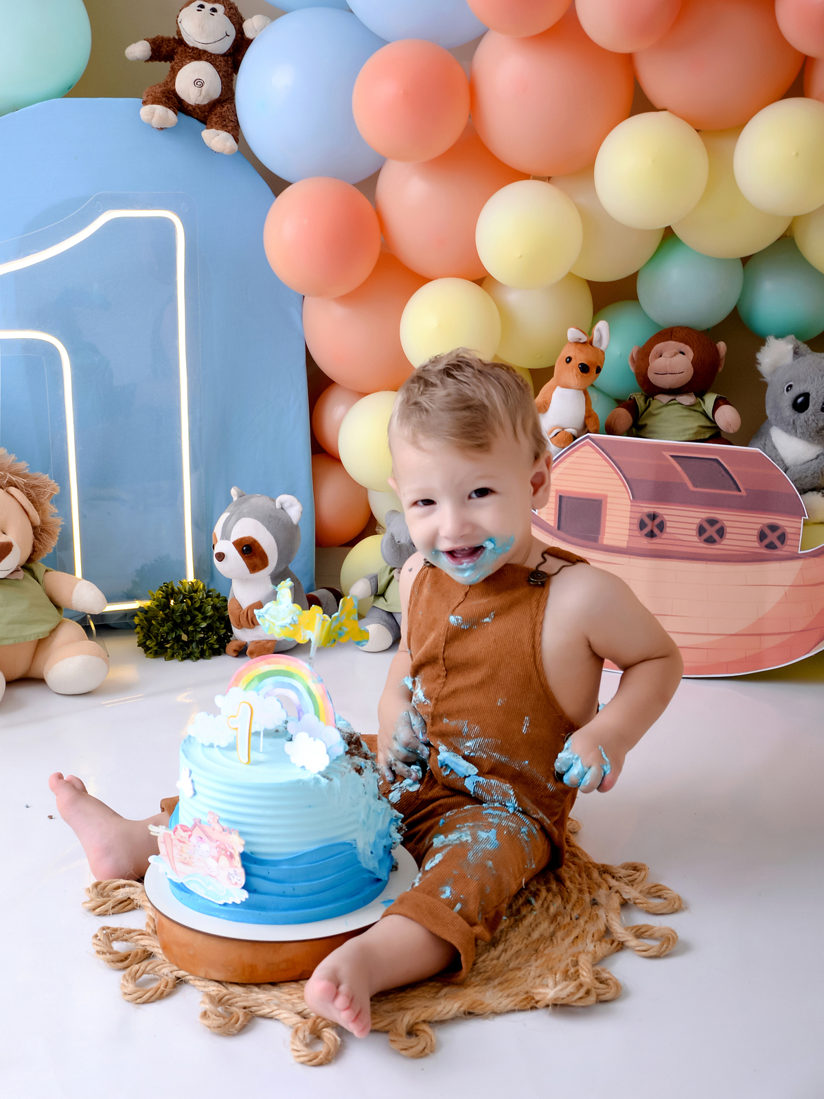 drica studio - ensaio fotográfico - arca de noé - smash the cake - bichinhos - bolo azul - macacãozinho marrom - menino comendo bolo - bichinho de pelúcia