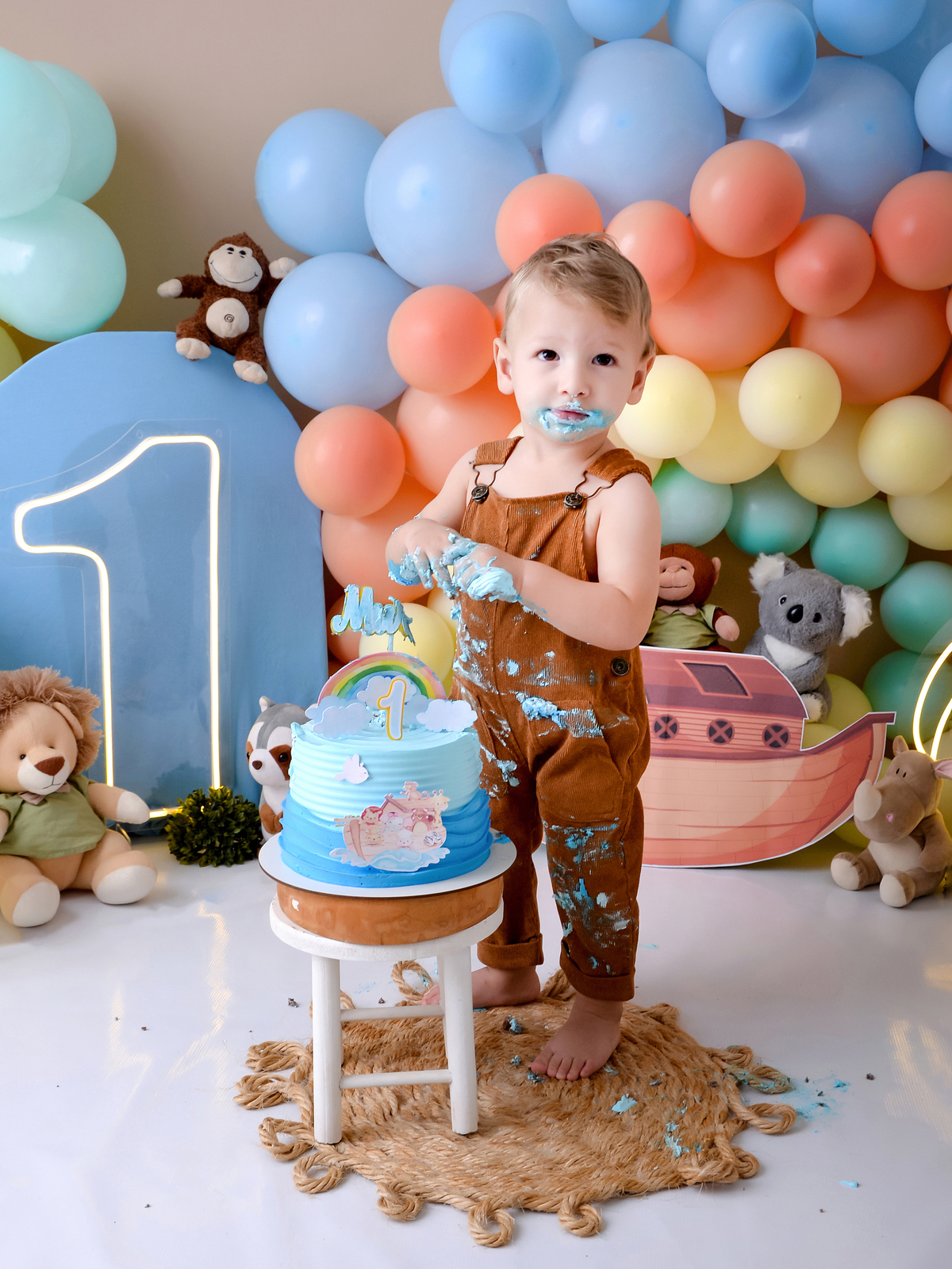drica studio - ensaio fotográfico - arca de noé - smash the cake - bichinhos - bolo azul - macacãozinho marrom - menino em pé, número um de led