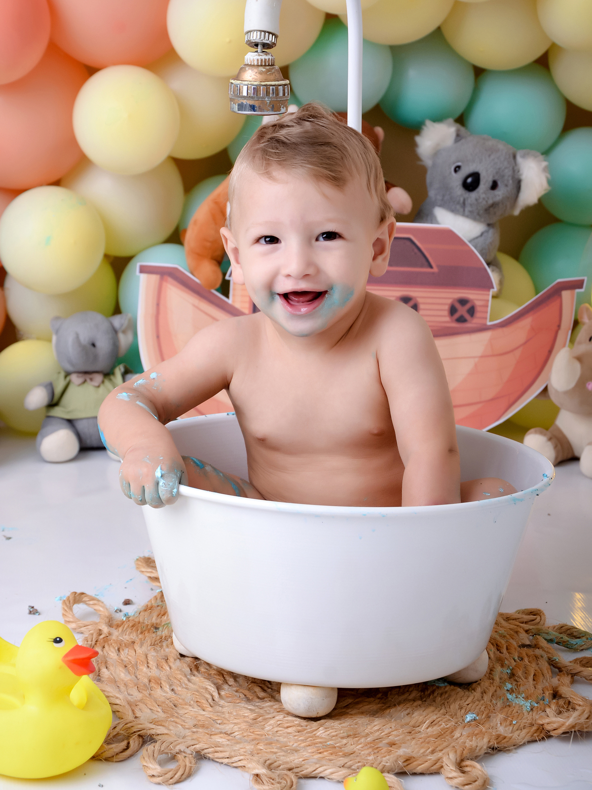drica studio - ensaio  - arca de noé - smash the cake - bichinhos -banho - banheira - menino sorrindo na banheira