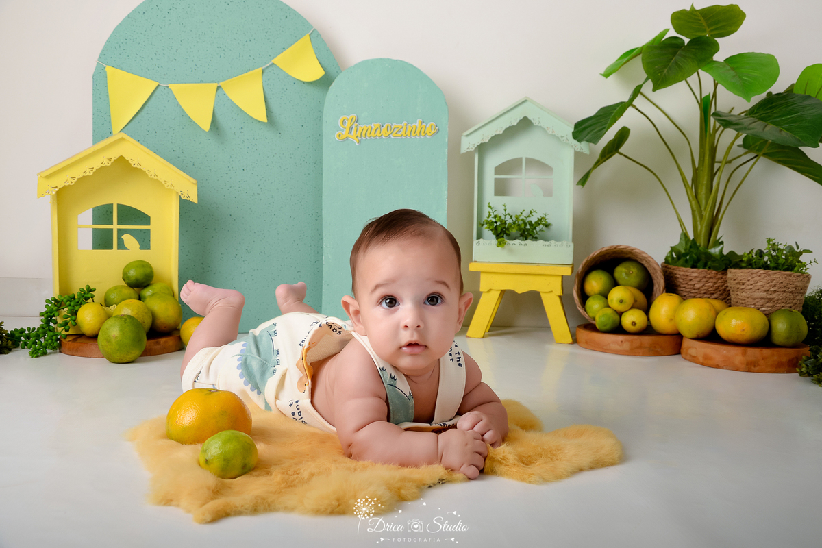 drica studio - ensaio fotográfico infantil - cenário frutinhas - bebê de bruço - tapete felpudo - xinguara