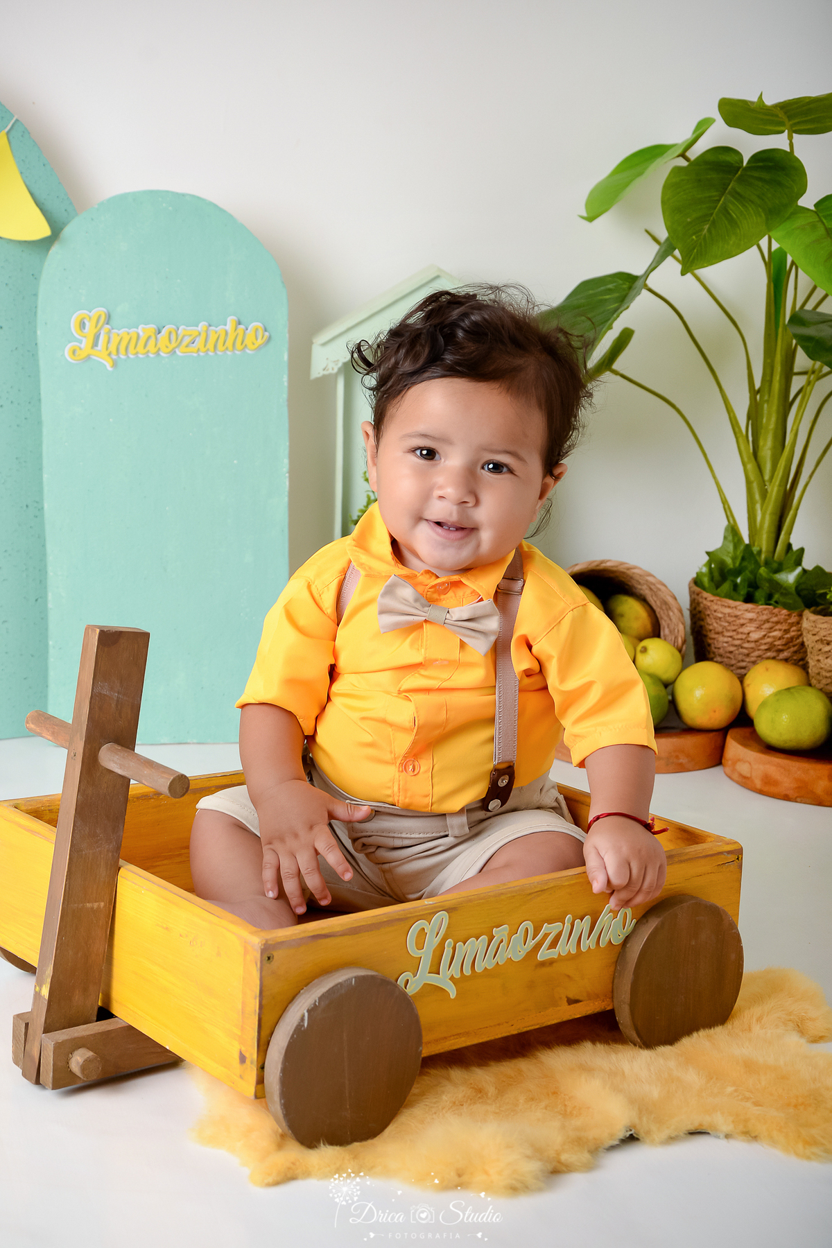 drica studio - ensaio fotográfico infantil - laranjas no cenário - bebê com roupa social amarela - xinguara