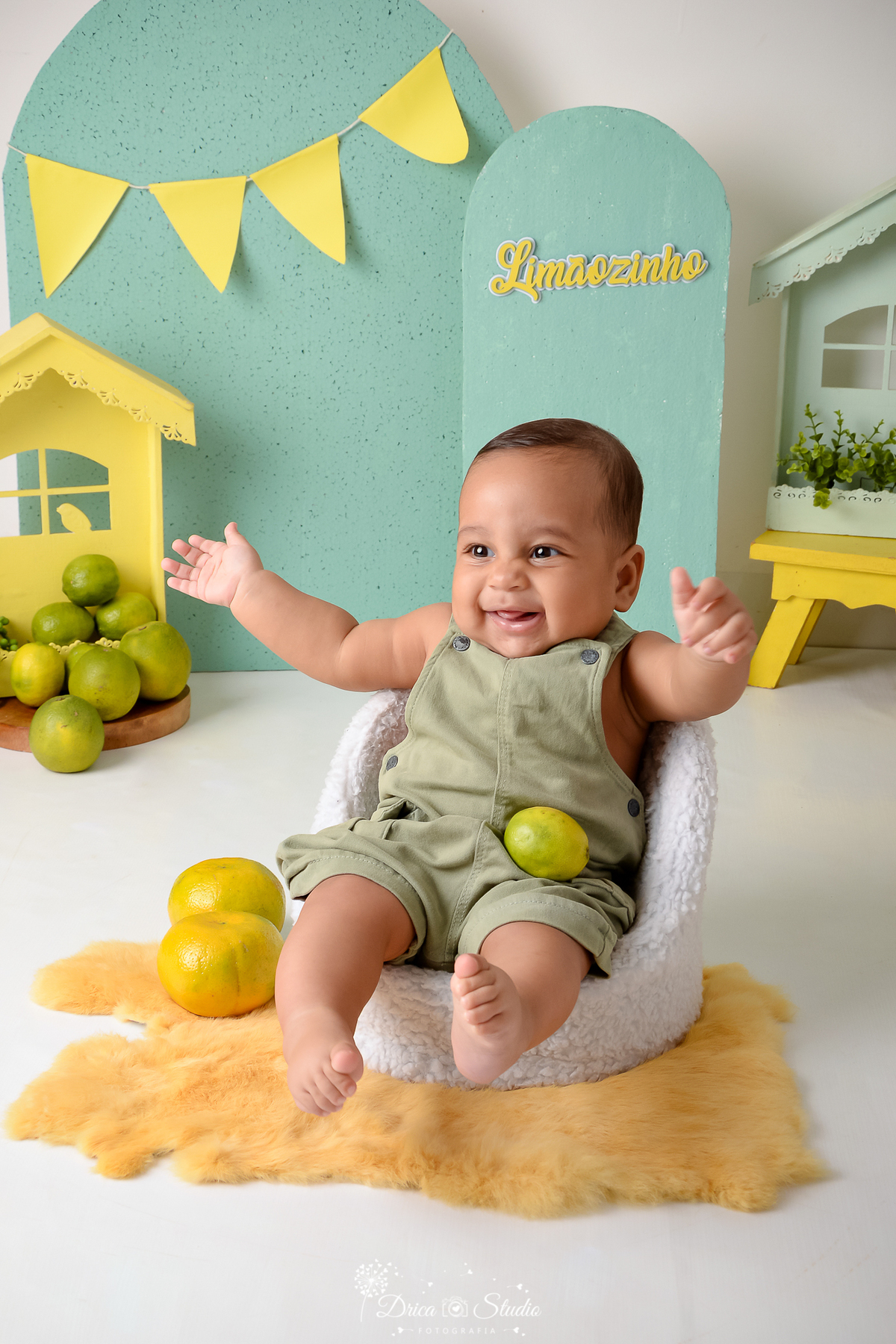 drica studio - ensaio fotográfico infantil - laranja e limão - bebê com laranja no colo - vestido com macação verde - xinguara