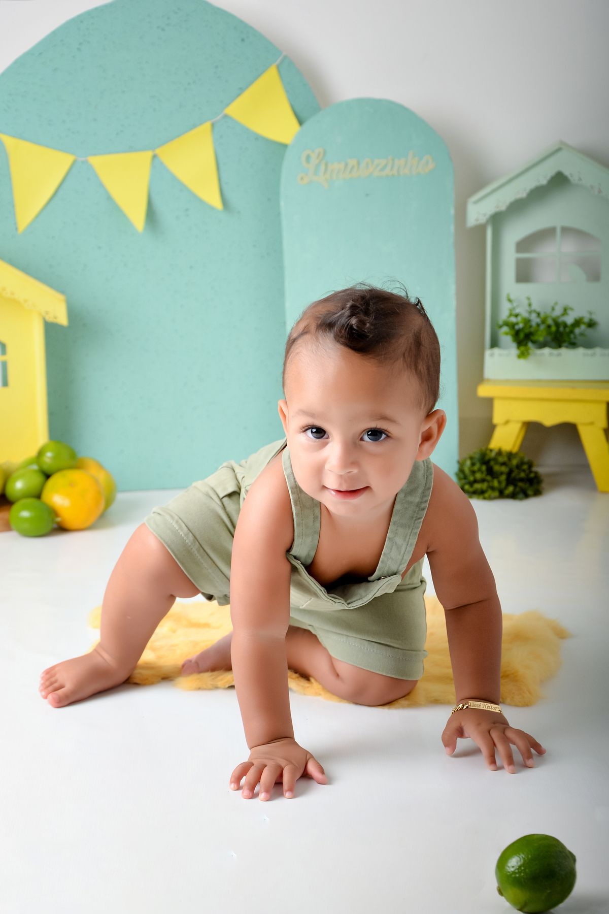 drica studio - ensaio fotográfica infantil - cenário verde com amarelo - xinguara