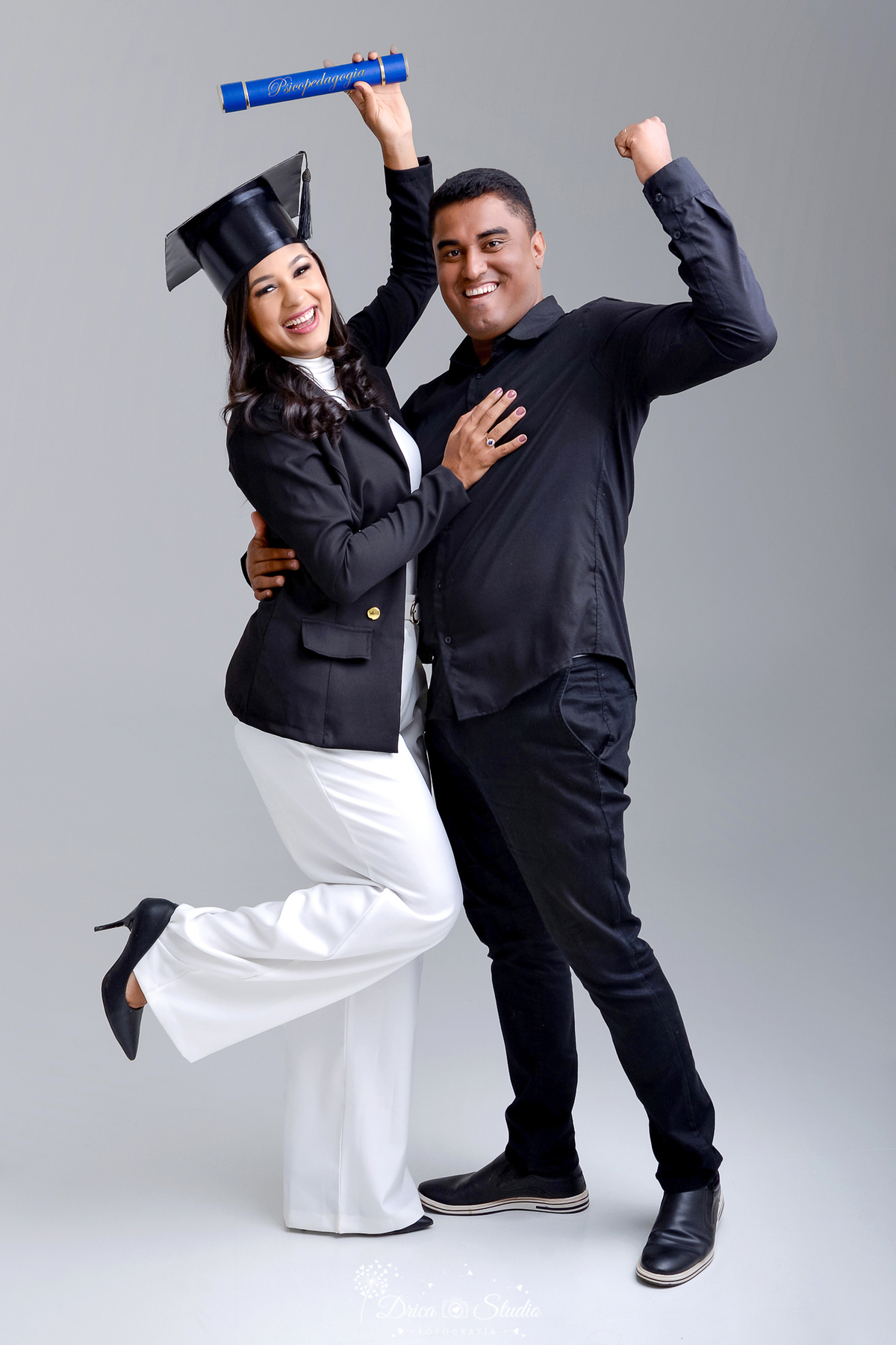 drica studio - ensaio fotografico - xinguara - psicopedagogia - casal comemorando formatuda - mulher segurnado canudo azul de formaruta