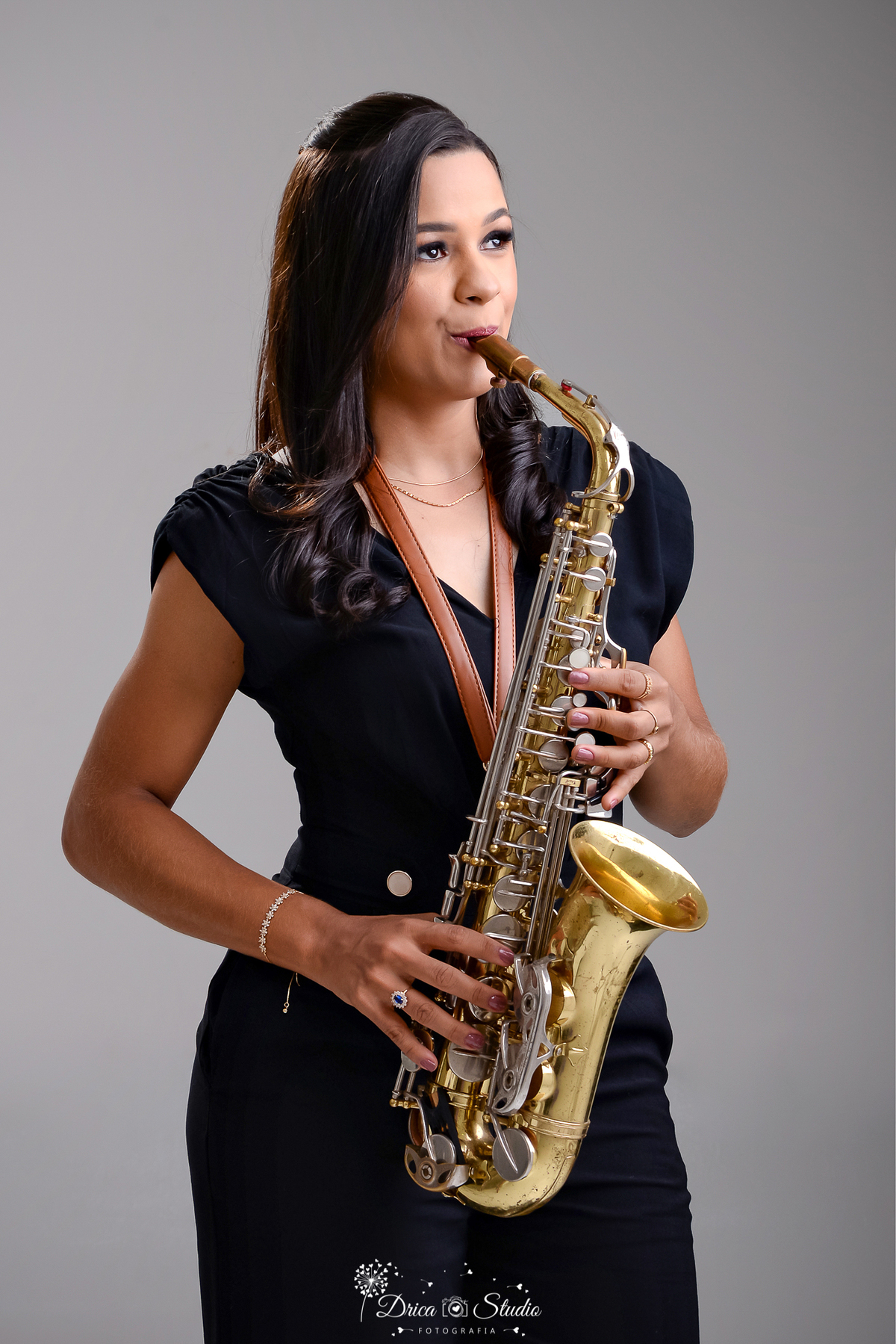 drica studio - ensaio fotográfico - saxofone - xinguara - mulher tocando saxofone 
