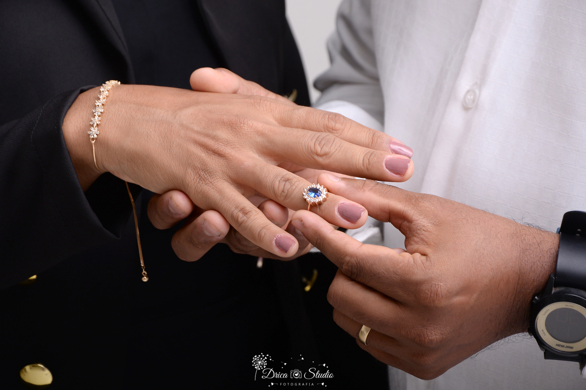 drica studio - ensaio fotográfico - xinguara - formatura - marido colocando anel de formatura no dedo da esposa - roupa preta e branco - formando - anel pedra azul