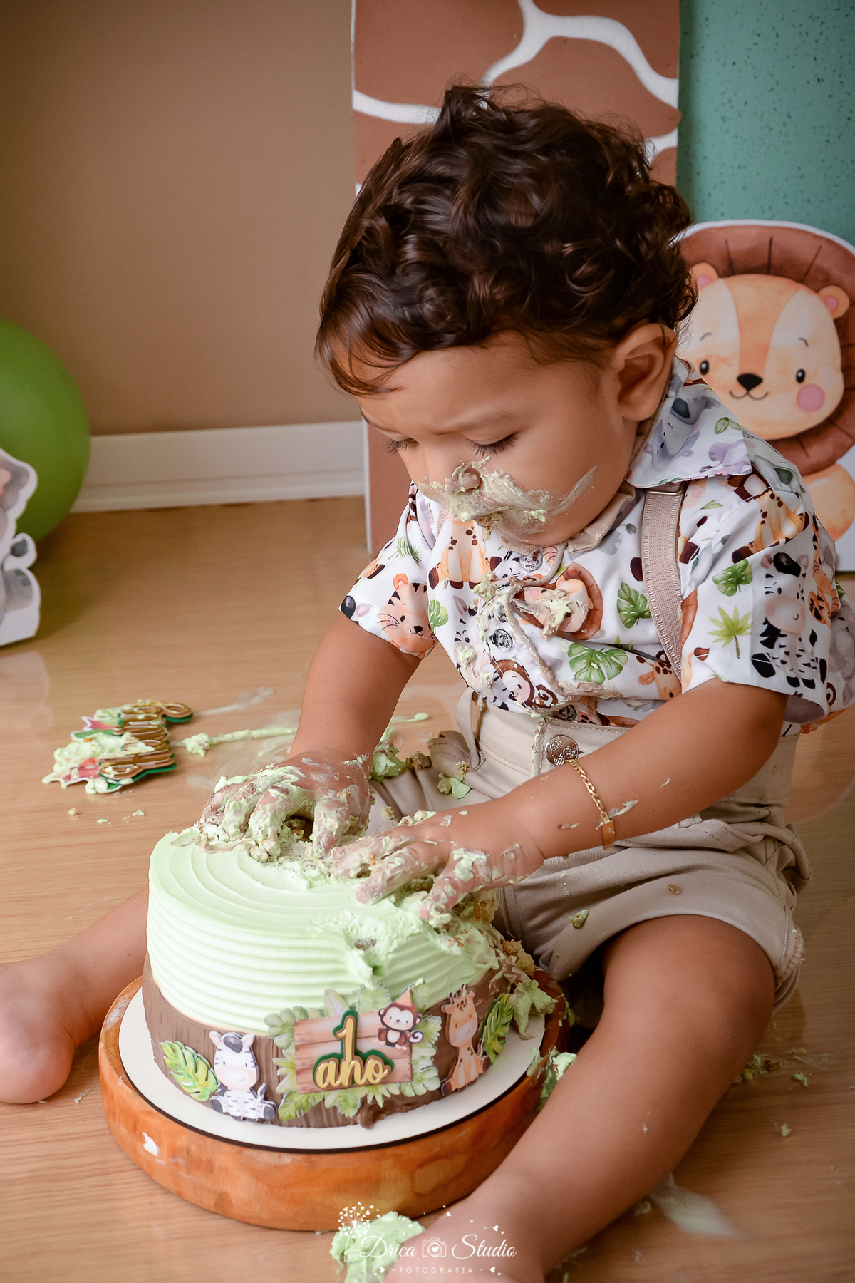 drica studio - ensaio fotográfico - xinguara - smahs the cake safari - camisa de bichinho safari baby - short bege - bolo verde - menino esmagando bolo com as mãos - menino comendo bolo