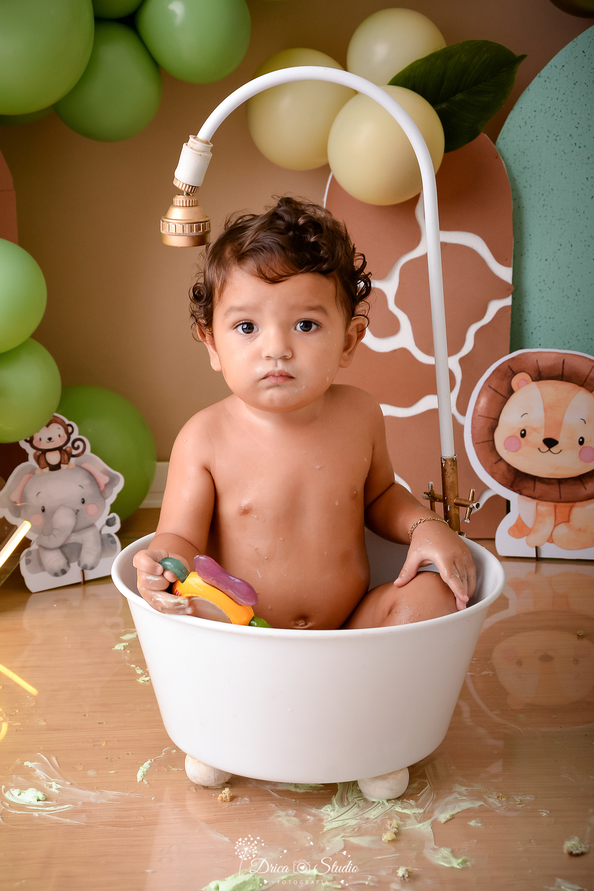 drica studio - ensaio fotográfico - xinguara - smahs the cake safari - menino dentro de banheira branca - bichinhos safari baby - painel de girafa