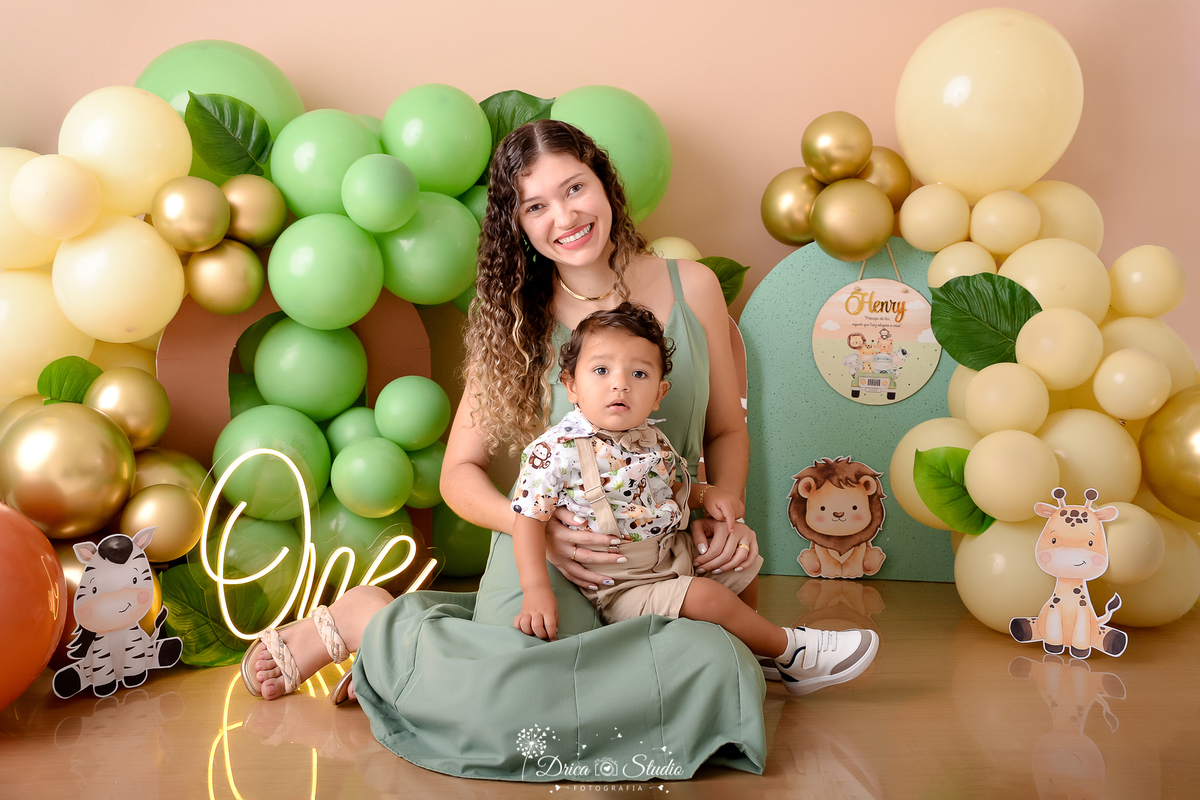 drica studio - ensaio fotográfico - xinguara - smahs the cake safari - mãe com filho no colo - bichinhos - balões - one - fundo bege