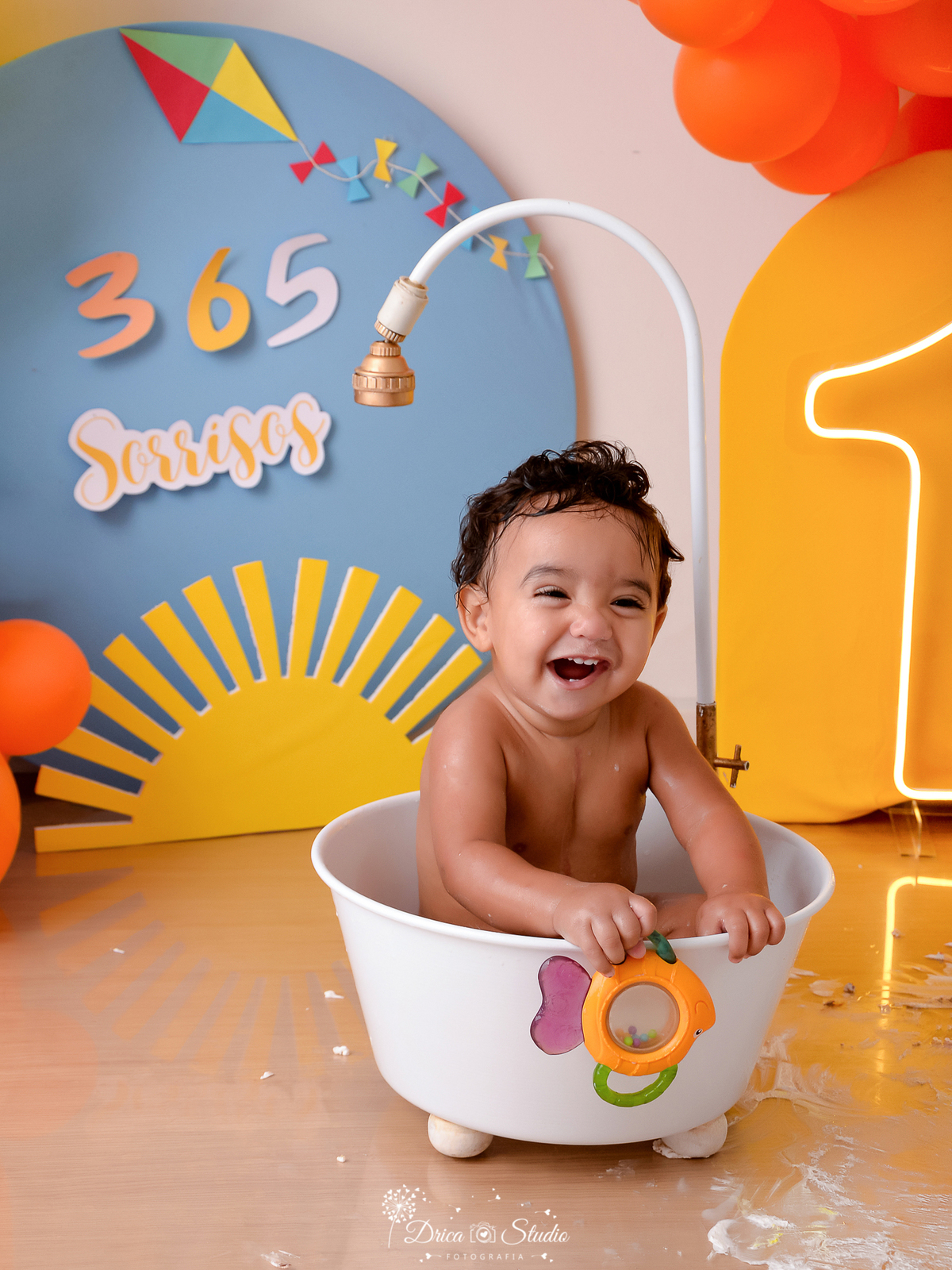 drica studio - ensaio fotográfico - smash the cake - xinguara - 365 sorrisos - bebê sorridente dentro de banheira branca - solzinho amarelo - sorrisos - painel azul - um de led