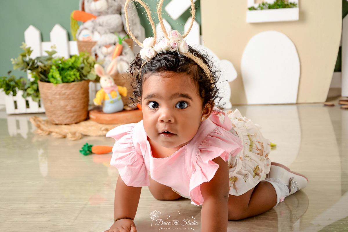 drica studio - ensaio fotográfico infantil - xinguara - páscoa - bebê engatilhando - casa de coelho - coelhos - cenoura - fundo verde - piso de madeira - cesto de palha