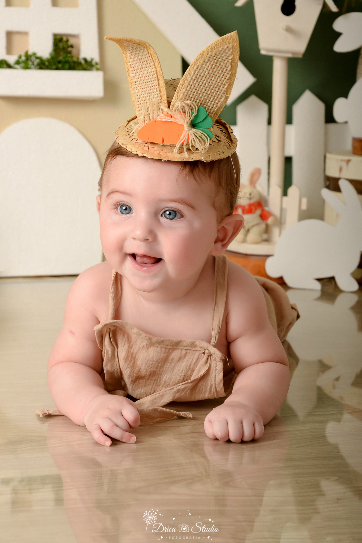 drica studio - ensaio fotográfico infantil - xinguara - páscoa - coelho branco - bebê deitado de bruços - chapéu de palha com orelhas de coelho - macaquinho marrom