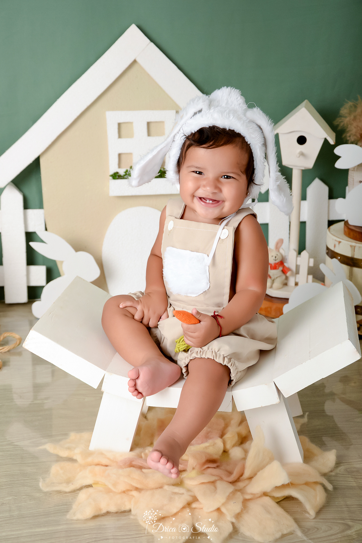 drica studio - ensaio fotográfico infantil - xinguara - páscoa - toca com orelhas de coelho - coelhos - poltrona de madeira - casa de coelho com porta e janela branca