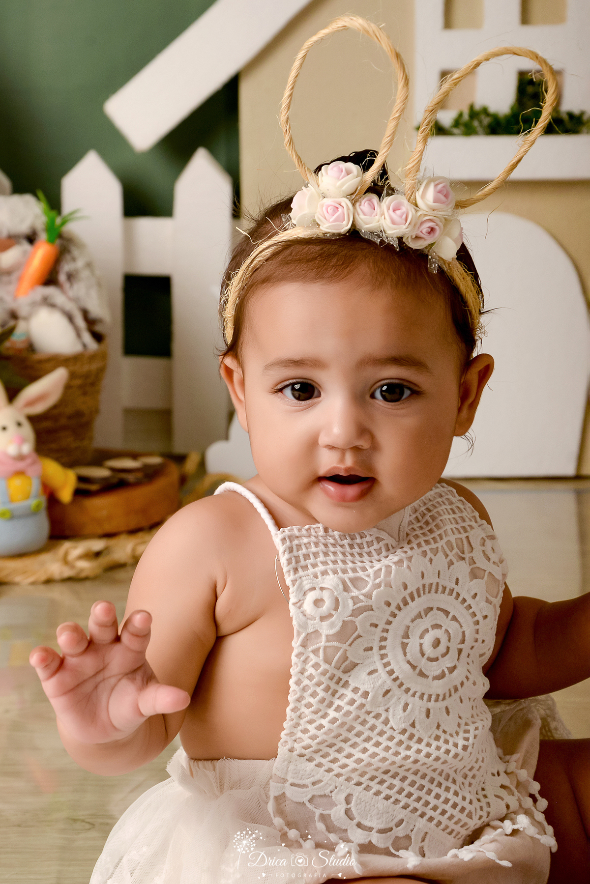 drica studio - ensaio fotográfico infantil - xinguara - páscoa - menina vestindo bory de renda - tiara com orelhas de coelho - coelho - cenoura - casinha com porta e cerca branca - 