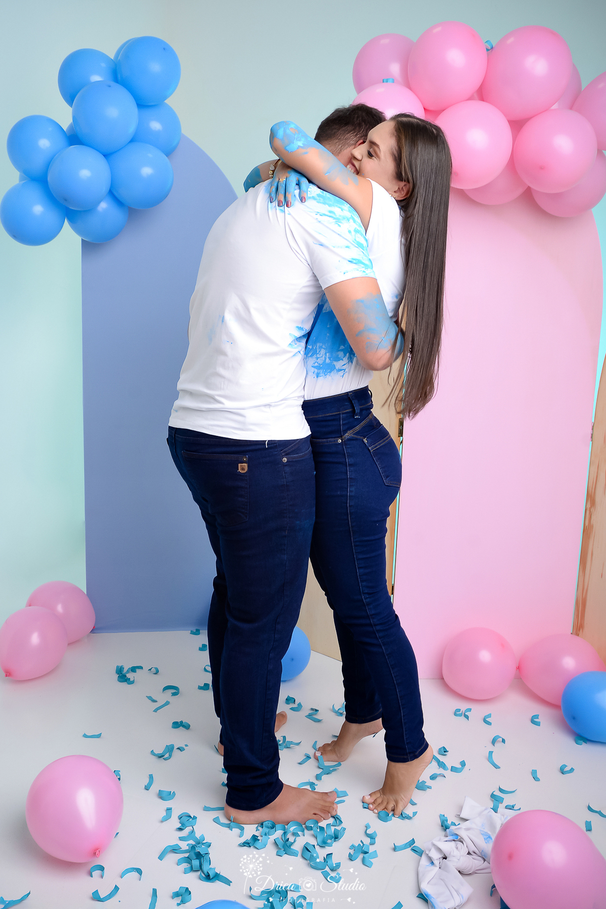 drica studio - ensaio fotográfico - chá revelação - xinguara - casal sujos de tinta azul abraçados - fundo rosa e azul - balões rosa e azul - fundo azul claro