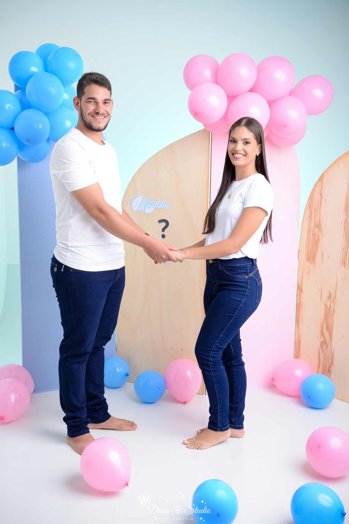 drica studio - ensaio fotográfico - chá revelação - xinguara -  casal usando camiseta branca e calça jeans - painel azul e rosa - menino ou menina - balão azul e rosa