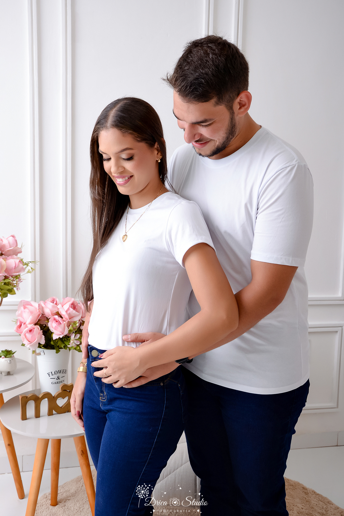 drica studio - ensaio fotográfico - chá revelação - xinguara - casal vestindo camiseta branca - flores rosa - fundo branco 