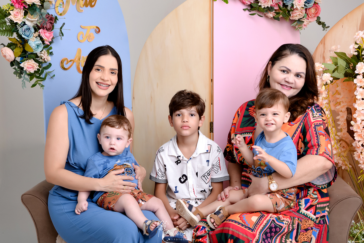drica studio, ensaio fotografico, xinguara, dia das mães, foto em família, avó, mãe, filhos e sobrinho, painel azul e rosa, arranjo floral, macaquinho longo azul, camisas azuis, vestido estampado