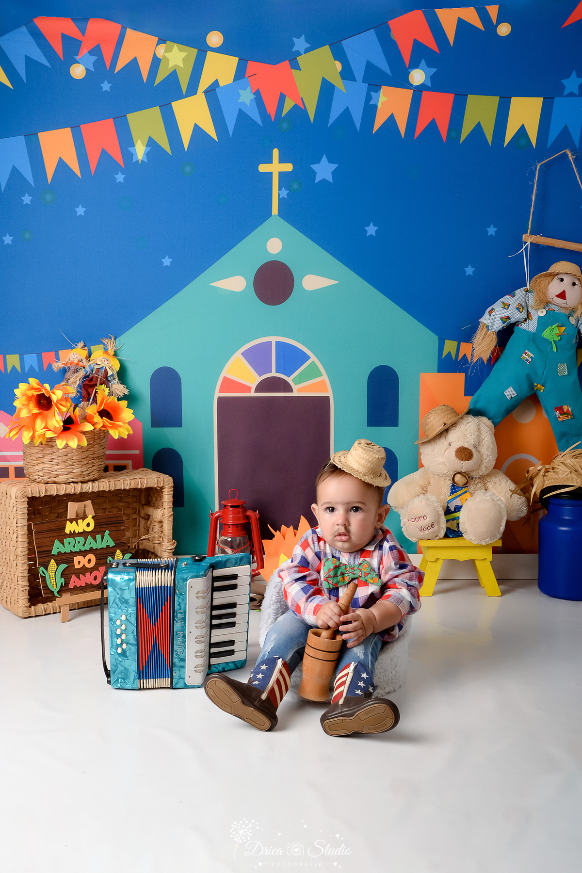 Drica studio - ensaio fotográfico infantil- xinguara - festa junina - ursinho branco com chapéu de palha - sanfona - camisa infantil xadrez vermelha com azul - espantalho - fundo tema junino - cesto de palha com girassol                 