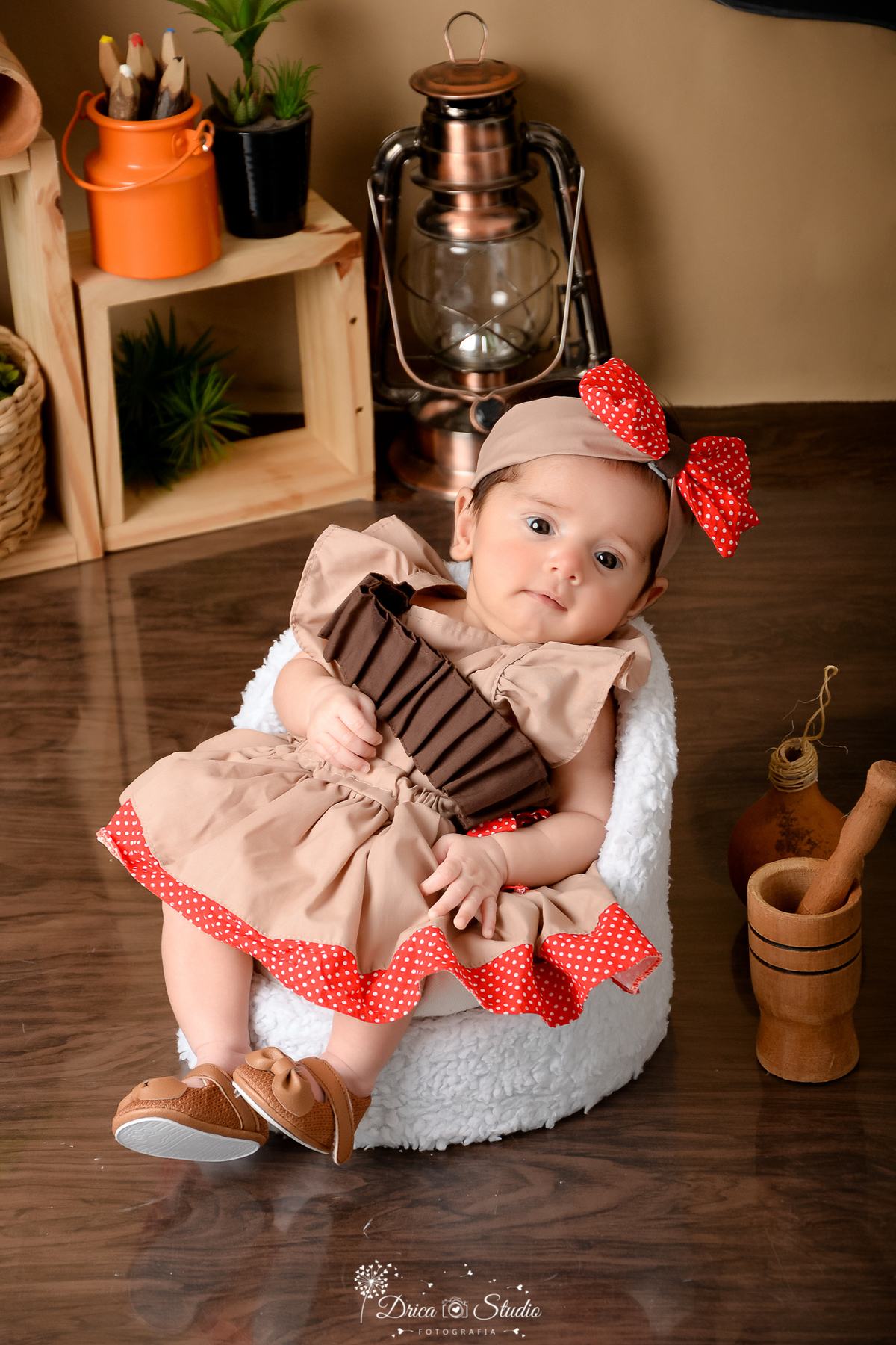 drica studio - ensaio fotografico infantil - tema sertão nordestino - bebê vestida de maria bonita - pilão de madeira - nicho de madeira - laço vermelho - fundo de cordel