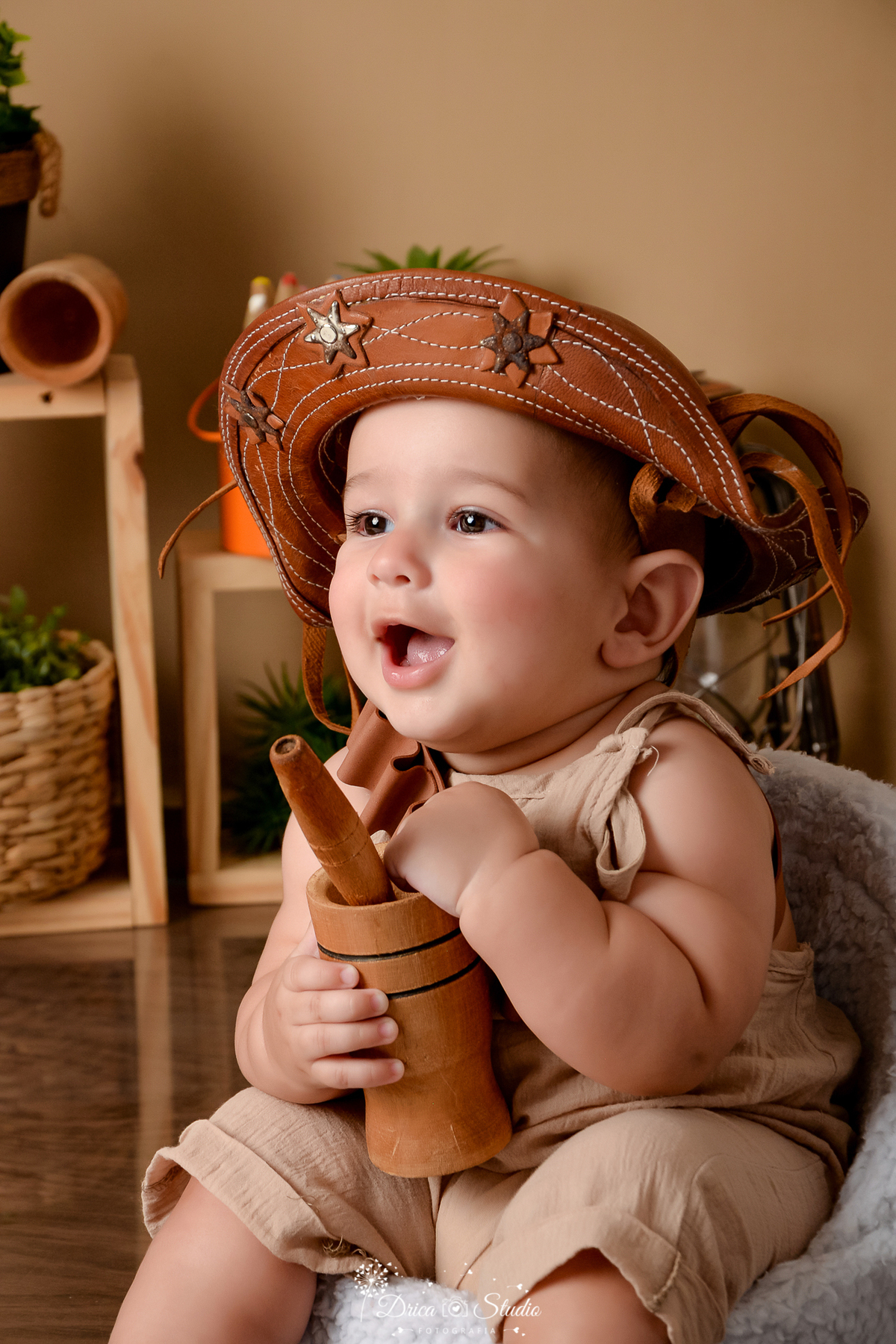 drica studio - ensaio fotografico infantil - tema sertão nordestino - pilão de madeira - chapéu de cordel - cesto de palha com arbusto dentro - nincho de madeira - lampião antigo