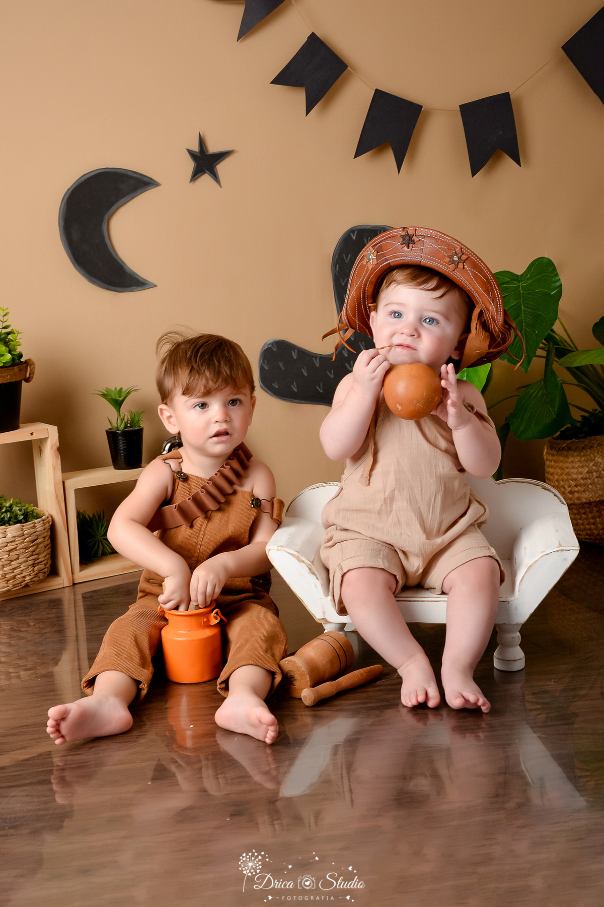 drica studio - ensaio fotografico infantil - tema sertão nordestino -  cabaça - balde de leite laranja - nincho de madeira - fundo de cordel - vaso preto - menino sentado em poltrona branca - chapéu de cordel