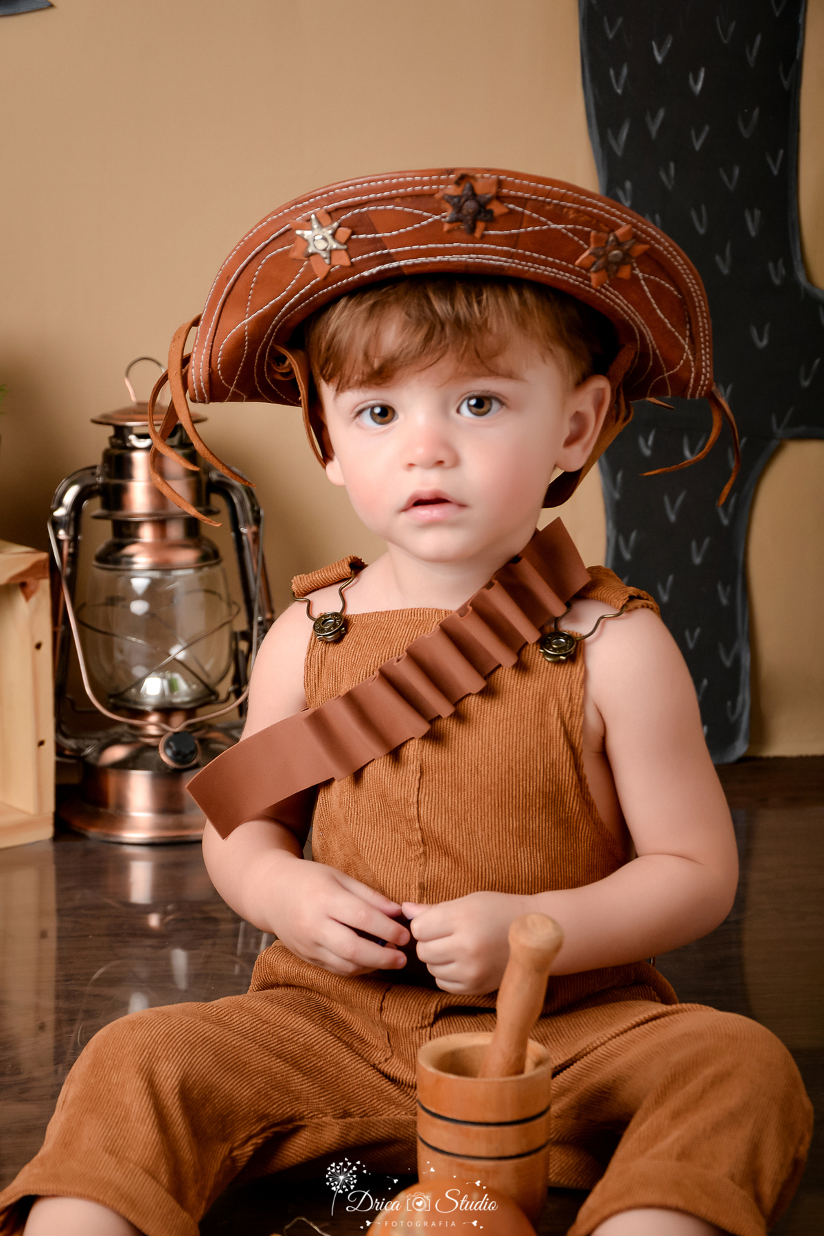 drica studio - ensaio fotografico infantil - tema sertão nordestino - lampião antigo - macaquinho marrom - chapéu de cordel - lampião - fundo de cordel