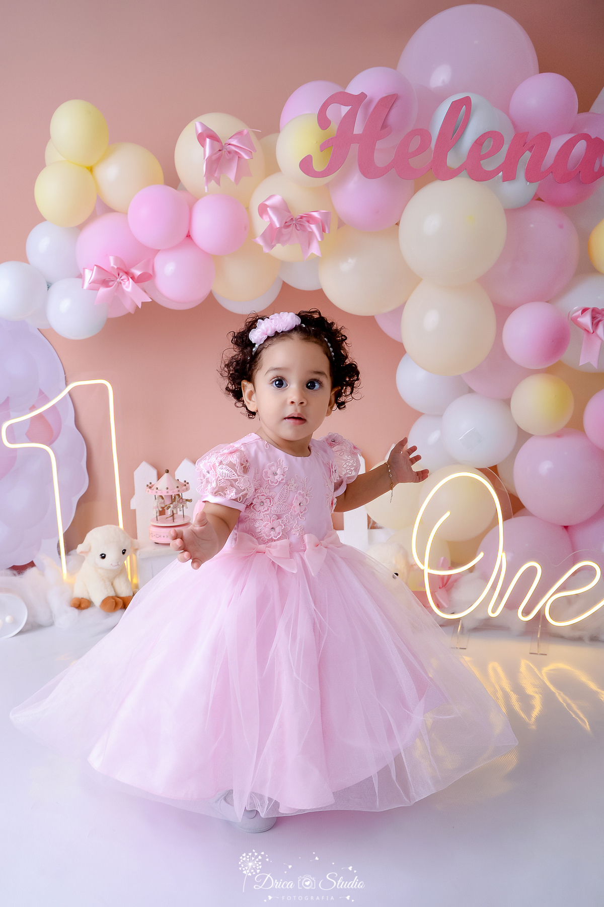 drica studio - ensaio fotográfico infantil - smahs the cake - ovelhinha - xinguara - vestido princesa infantil rosa - hum de led - one de led - ovelhinha de pelúcia - balões amarelo, rosa e branco - fundo rose -  laço de cabelo rosa
