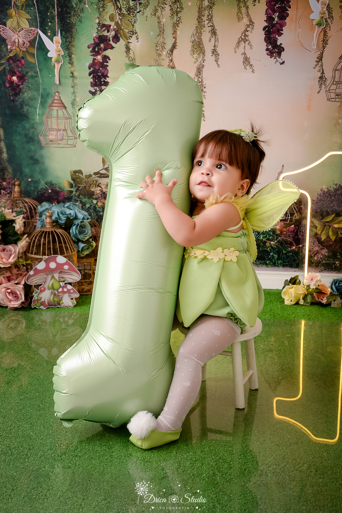 drica studio - ensaio fotografico infantil - smash the cake tinker bell - bebê vestindo fantasia da tinker bell - hum de balão verde - gaiola - flores - cogumelo - grama artificaial - asas verdes - fundo tema floresta