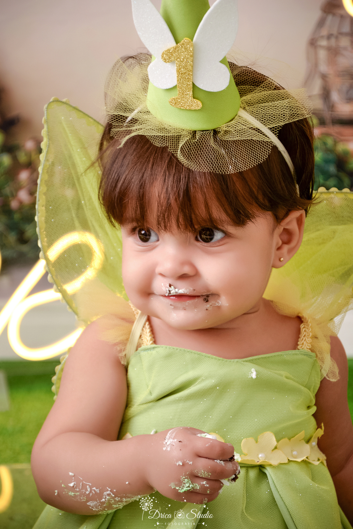 drica studio - ensaio fotografico infantil - smash the cake - xinguara - bebê vestindo fantasia da tinker bell - one de led - painel tema floresta - 
