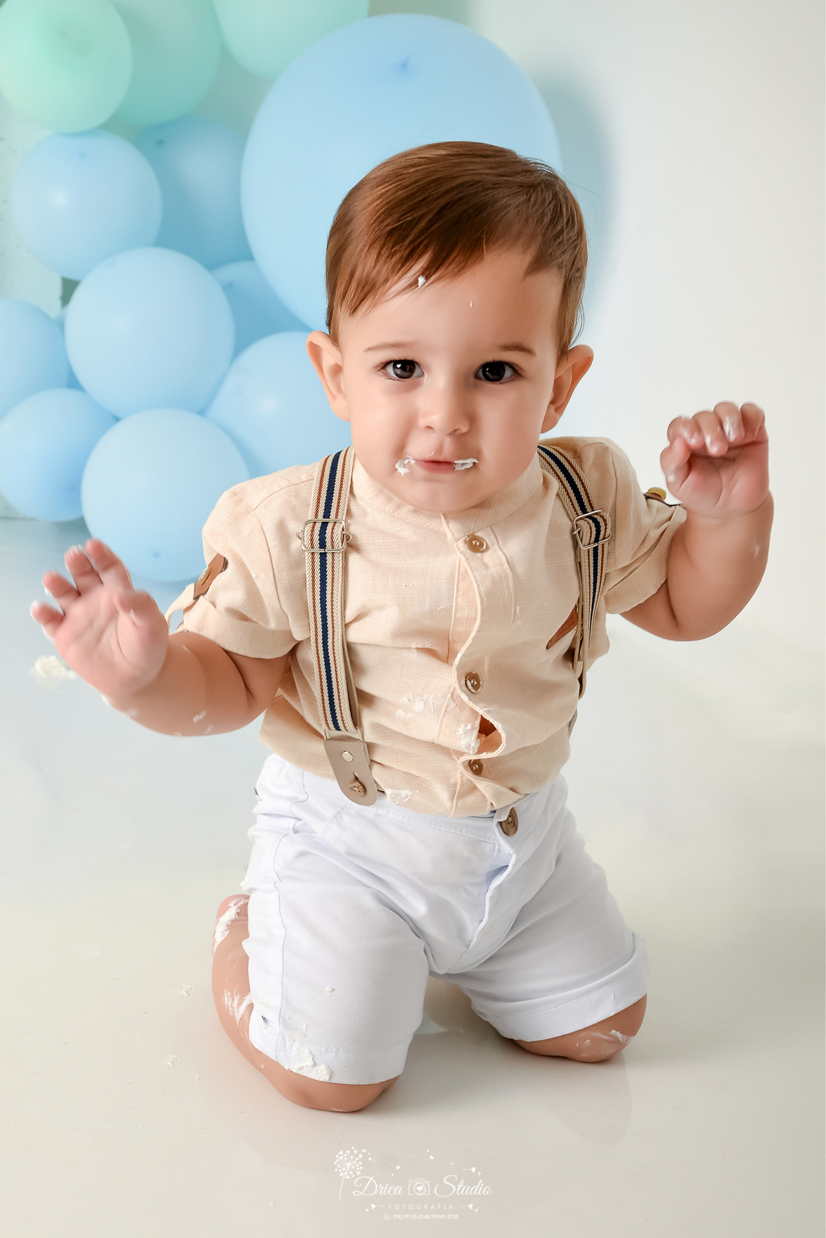 drica studio - ensaio fotográfico infantil - smahs the cake pequen principe - xinguara - bebê vestindo camisa bege clara com short branco e suspensório - balões azul - fundo branco