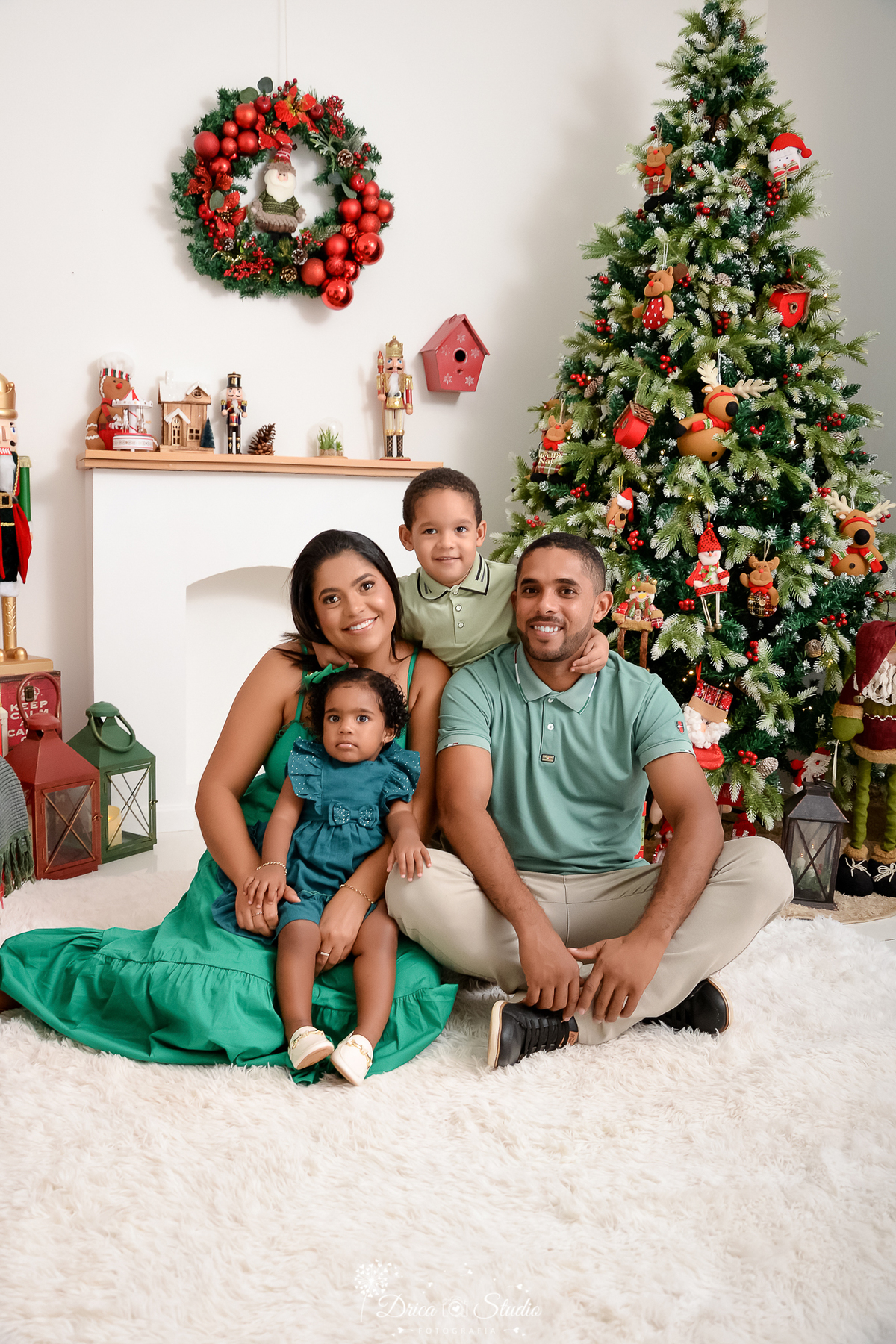 drica studio - ensaio fotografico - xinguara - fotos de natal - casal com o casal de filho pousando para fotos de natal - 