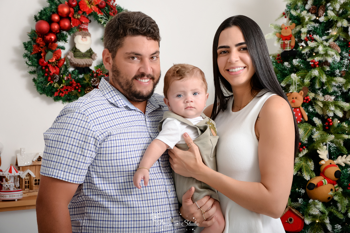 drica studio - ensaio fotografico - xinguara - fotos de natal - camisa xadrez azul clara - blusa branca sem manga - maquinho verde musgo claro e camisa branca - árvore de natal - guirlanda - fundo branco
