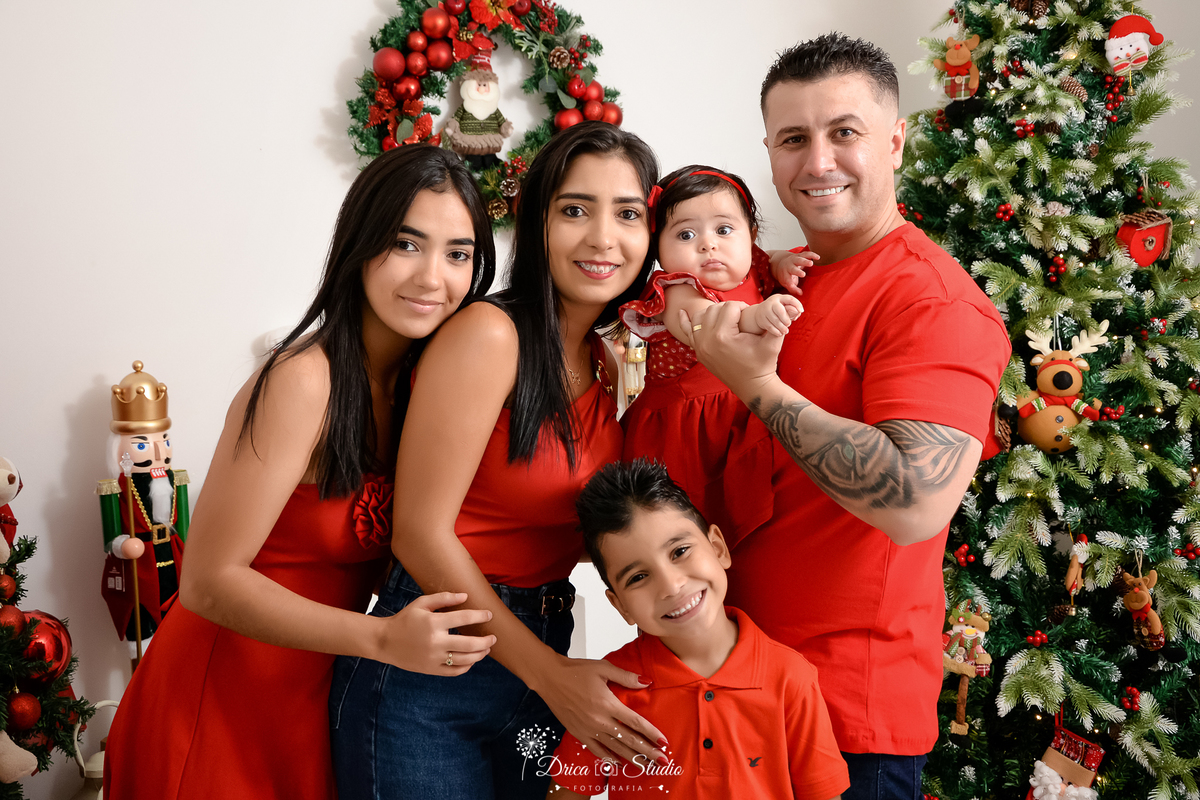 drica studio - ensaio fotografico - xinguara - fotos de natal - familia reunida para foto de natal, todos usam roupas na cor vermelha - decoração de natal - guirlanda - quebra nozes - fundo branco
