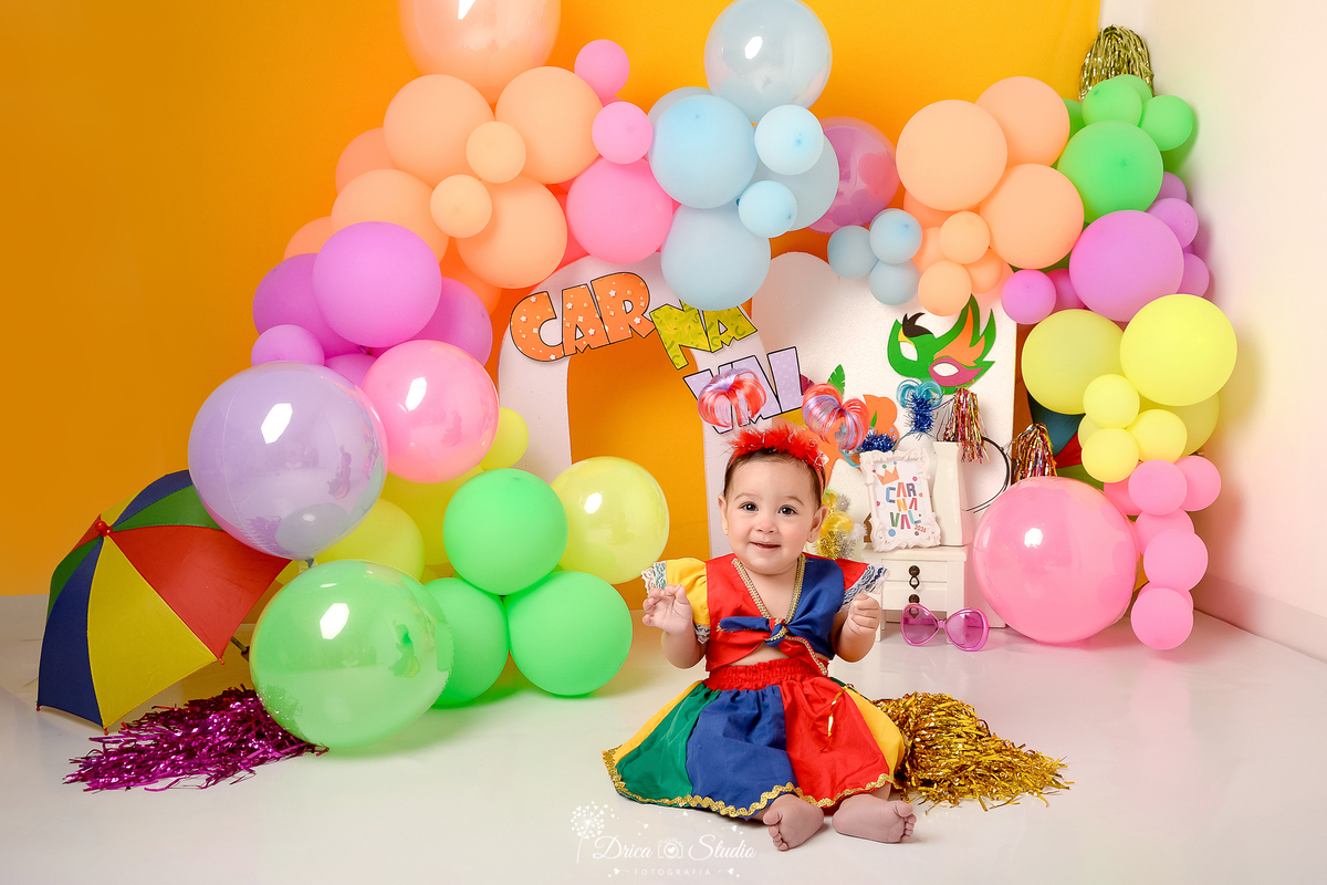 drica studio - ensaio fotográfico infantil - carnaval- xinguara - pará - balões coloridos-sobrinha de frevo-máscara de carnaval - bebê vestida em roupa de frevo - pompons rosa e amarelo - fundo amarelo