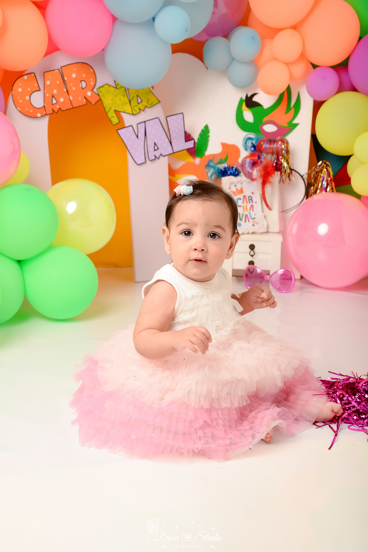 drica studio - ensaio fotográfico infantil - carnaval- xinguara - pará - balões coloridos - bebê usando vestido com babados de tule- pentiadeira branca-tiaras com enfeite de carnaval- máscara de carnaval - fundo amarelo